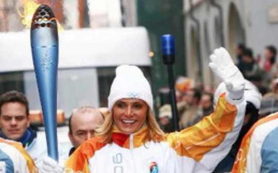 Simona Ventura torna a Torino 2006 nel giorno di Milano-Cortina: un augurio che unisce due Olimpiadi