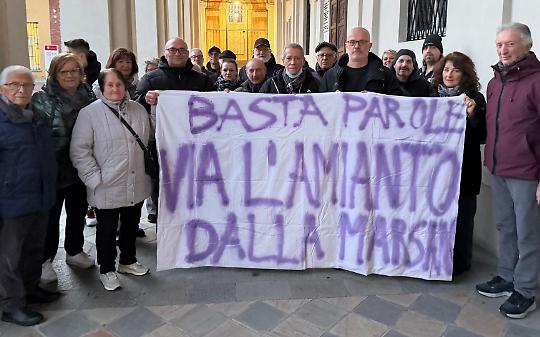 &laquo;L'ASL To 4 sta valutando di prendersi la Marsan&raquo;: l'annuncio di Castello in Consiglio sulla scuola d'amianto. Ma nessuno ci crede. Proteste dentro e fuori l'aula