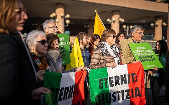 Processo Eternit, la sentenza non &egrave; stata tradotta in tedesco per l'imputato. Associazioni e famigliari furiosi: &ldquo;Si continua a morire mentre la giustizia si ferma&rdquo;