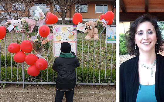 Giada Geraci, 41 anni, e i palloncini con i biglietti a lei dedicati di fronte alla Chiesa