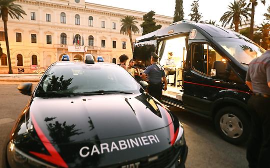 Operai in nero e cantiere