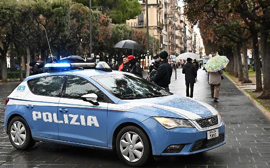 Ubriaca in questura pretende 200 euro