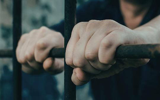 Spacca muri e finestre, buca le pareti e semina il panico: 48 ore di inferno nel carcere di Ivrea