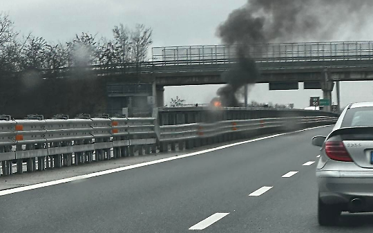 Auto in fiamme sulla tangenziale Torino-Pinerolo all&rsquo;altezza di Candiolo, traffico bloccato