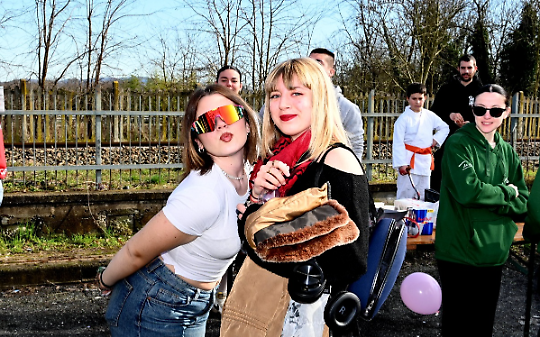 Volpiano, carri e maschere invadono le strade: il Carnevale entra nel vivo