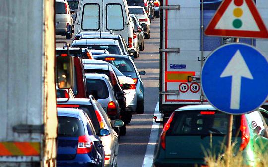 La Provinciale 39 del Canavese resta un imbuto in mezzo al paese: traffico in tilt, i pedoni rischiano. C'&egrave; un progetto di allargamento, ma mancano i soldi