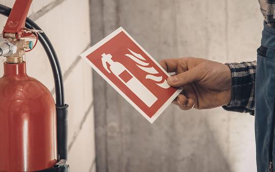 Estintori svuotati nel parcheggio: raid di minorenni tra polvere e danni alle auto