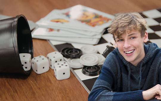 Troppi schermi, troppo interconnessi. I giovani di San Raffaele Cimena riscoprono i giochi da tavolo