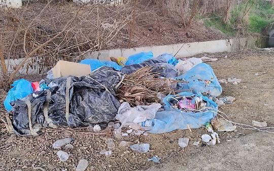 Una delle tante discariche abusive sulla strada per Pratoregio