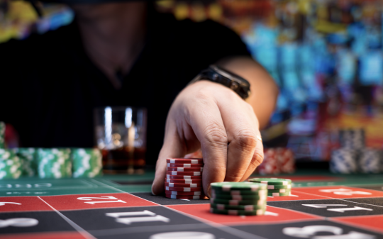 Dai casin&ograve; di mezzo mondo alla porta del carcere bussata per disperazione: evade dai domiciliari per tornare in cella