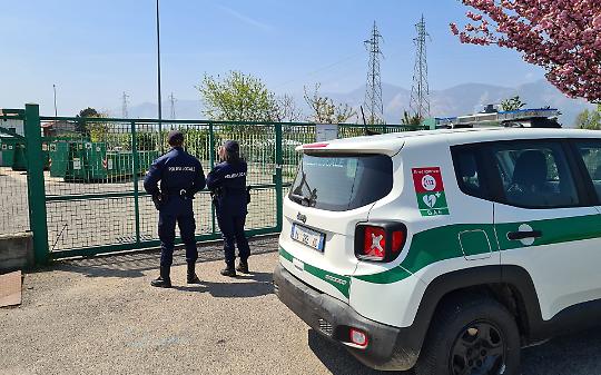 La Polizia Locale di Nole davanti all'ecocentro