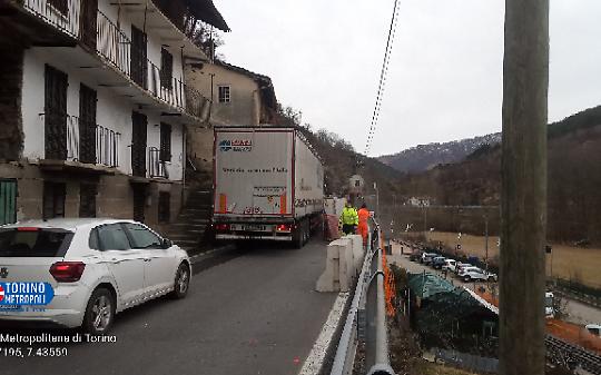 Cantiere sulla SP1 a Traves: senso unico alternato e limite a 30 km/h fino a fine lavori