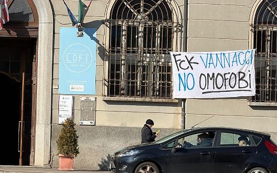 Pinerolo, tensione al convegno di Futuro Nazionale: fischi e fumogeni contro l&rsquo;incontro sul &ldquo;gender&rdquo;