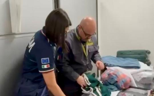 Farmaci nascosti nei calzini