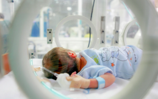 Bimbo di cinque mesi morto dopo la caduta, la Procura apre un fascicolo per omicidio colposo