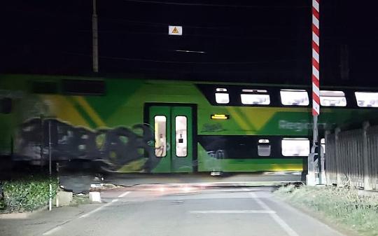 Le sbarre si alzano, il treno passa: paura tra Pinerolo e Roletto