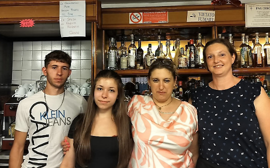 Al centro Manuela, con i figli e la collaboratrice Alessandra