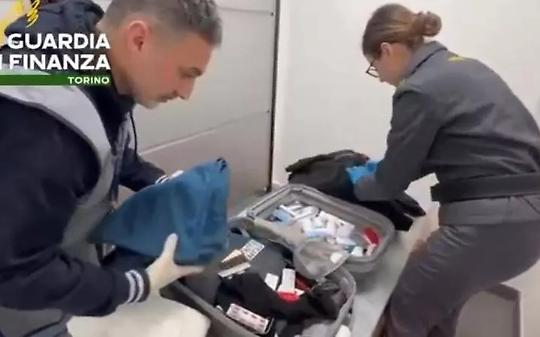 Viagra, antidepressivi e anticoagulanti nascosti in valigia