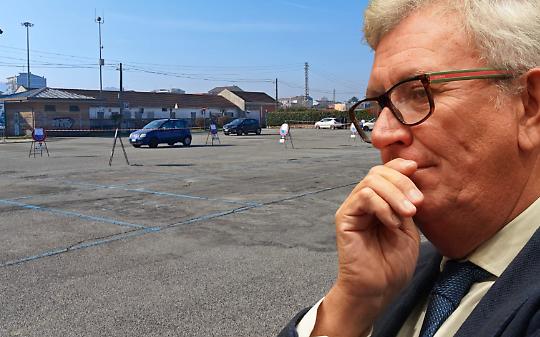 Il sindaco di Chivasso Claudio Castello e il parcheggio di piazzale Ceresa