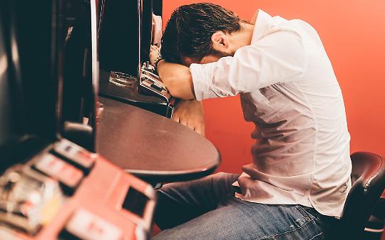 &ldquo;Giravo con le tasche piene di monetine, ma stavo perdendo la mia famiglia&rdquo;: il coraggio di dire basta alle slot