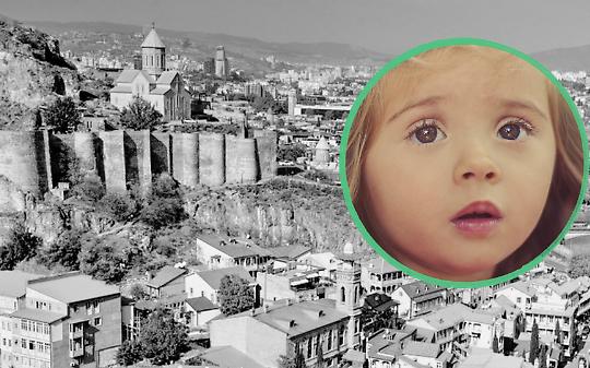 Parte per la Georgia e torna con una neonata. Dice di essere il padre ma il DNA lo smentisce: si va verso il processo a Ivrea