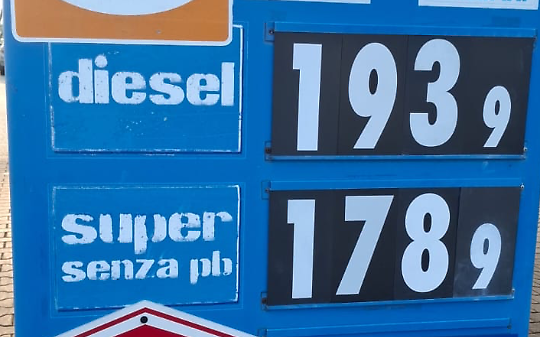 Attacco all&rsquo;Iran, contrattacco al serbatoio della benzina