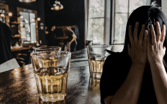 Entrano in pub e pretendono di bere minacciando le bariste: "Vi tagliamo la gola"