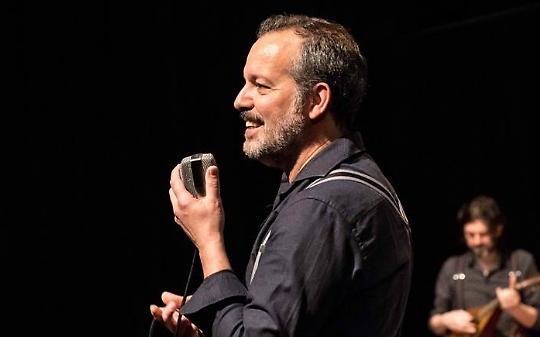 "NEL BLU": Tra le braccia tanta felicit&agrave; con Mario Perrotta