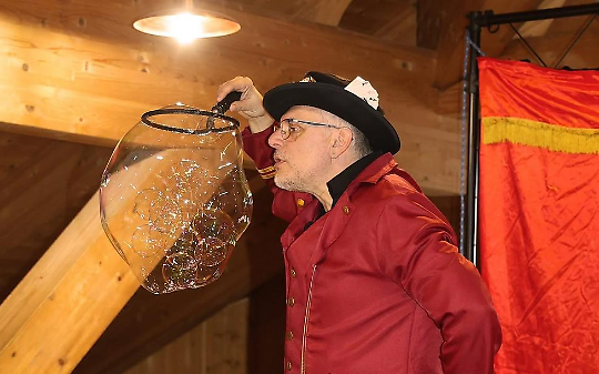 Lori Gallo con le sue magiche bolle durante lo spettacolo a Coassolo