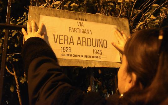 Fermate per ore al freddo a Torino: denunciate le attiviste che avevano scritto i nomi delle partigiane (VIDEO)