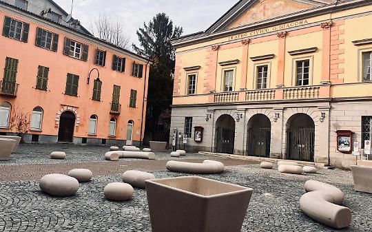 Ivrea, nuove sedute in piazza del Teatro: arrivano i &ldquo;ciottoli&rdquo; davanti al Giacosa