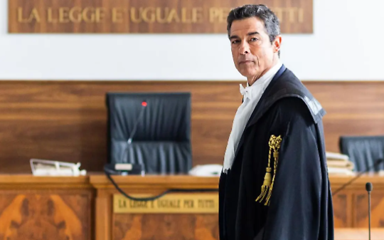 Dalla cattedra alla toga: Alessandro Gassmann porta in tv l&rsquo;avvocato Guerrieri, tra rigore, fragilit&agrave; ed equilibrio