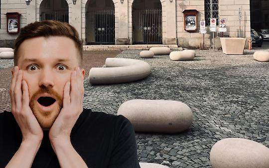 Le nuove sedute del Giacosa accendono Ivrea: &ldquo;Belle&rdquo;, &ldquo;orribili&rdquo;, &ldquo;ci si cuoce il sedere&rdquo;