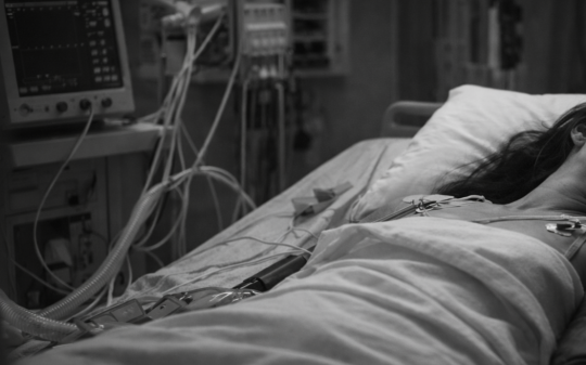 Si presenta tre volte in ospedale con forti dolori: muore a 43 anni per aneurisma cerebrale