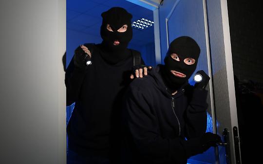 Raid di ladri nella notte a Pertusio: almeno tre case colpite in diverse zone del paese