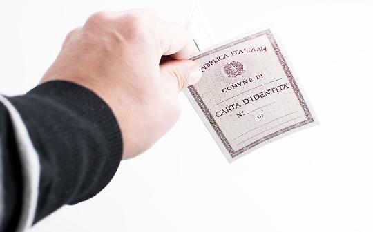 Scatta la "corsa dei mille" per la carta d&rsquo;identit&agrave; elettronica: ufficio anagrafe sotto pressione, polemica in Comune