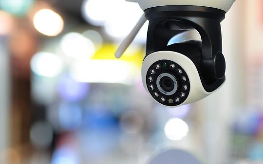 Telecamere in negozio e sospetti sul dipendente: quando &egrave; legittimo controllare