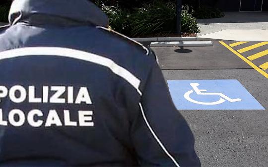 Usa il pass disabili del padre morto e cambia la scadenza a penna: scoperto a Rivoli