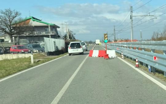 SP82, ciclisti senza pista e auto pericolosamente in coda: ecco cosa dice la Citt&agrave; Metropolitana di Torino