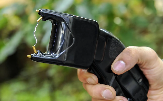 Studente porta un taser a scuola e colpisce i compagni: paura a San Benigno Canavese