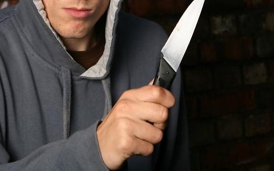 Banchette, accoltellato al fianco vicino al Divinity Caf&egrave;: ferito un 40enne