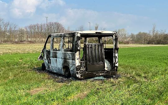 Furgone per disabili cannibalizzato e dato alle fiamme: shock a Rivalta di Torino