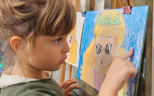 Una piccola artista all'opera