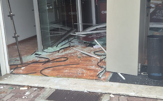 Spaccata a Borgaro: banda sfonda la vetrina con un&rsquo;auto ma fugge a mani vuote