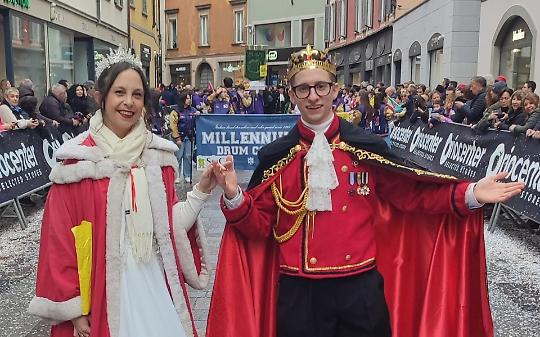 Le maschere di Brusasco sfilano a Bergamo: il Re e la Regina del Fuoco alla Mezza Quaresima