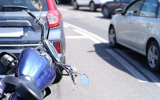 Scontro tra auto e moto