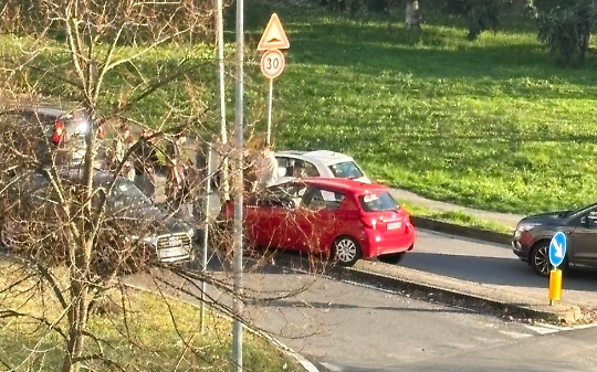 Prende male la rotonda e finisce fuori strada: incidente in via Aosta a San Mauro Torinese