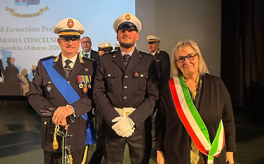 Giuseppe Scardino, al centro, con il comandante Marco Ortalda e la vice sindaco Claudia Audi