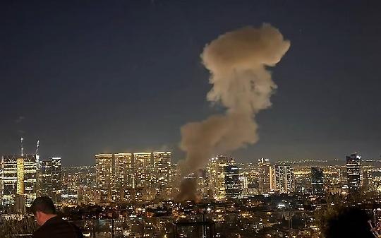 Israele tra guerra e protesta: i civili nei rifugi mentre cresce la richiesta di fermare il conflitto con Iran e Hezbollah