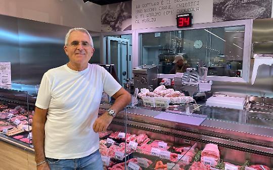 Fiorenzo Borello di fronte alla macelleria di uno dei suoi supermercati